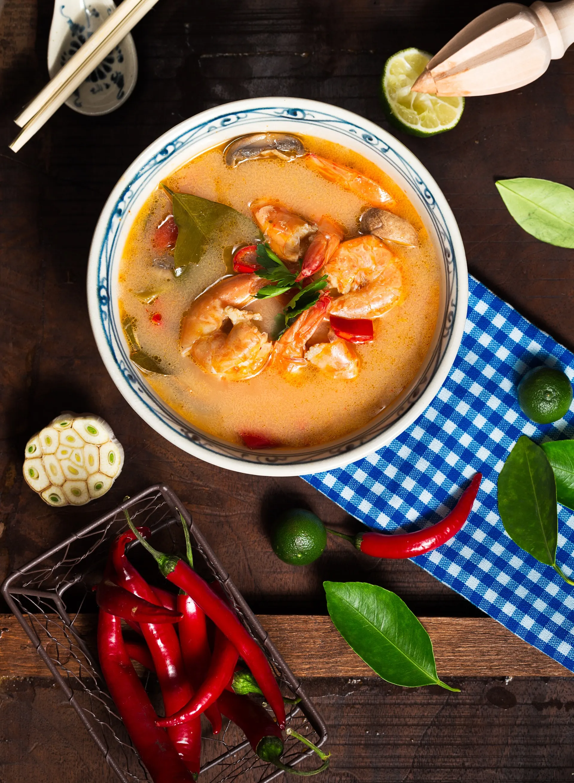 Scharfe Garnelensuppe mit Zitronengras, Chili und Limette in einer blau-weißen Schale