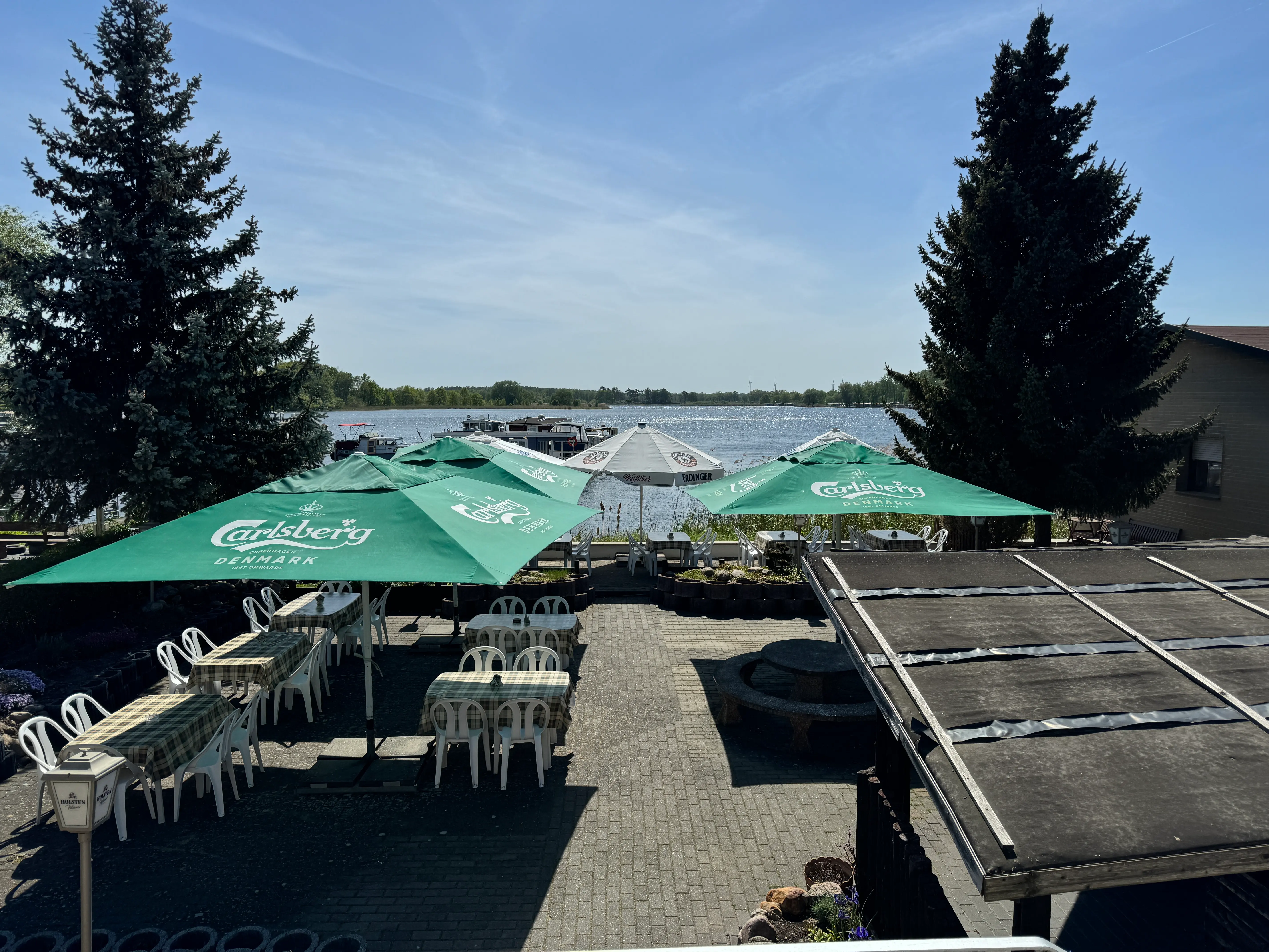 Terrasse des Samorr Thai Restaurants mit Sonnenschirmen, direkt an der Havel in Pritzerbe